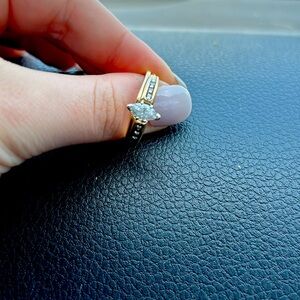 Selling this beautiful 2 piece engagement ring set!!